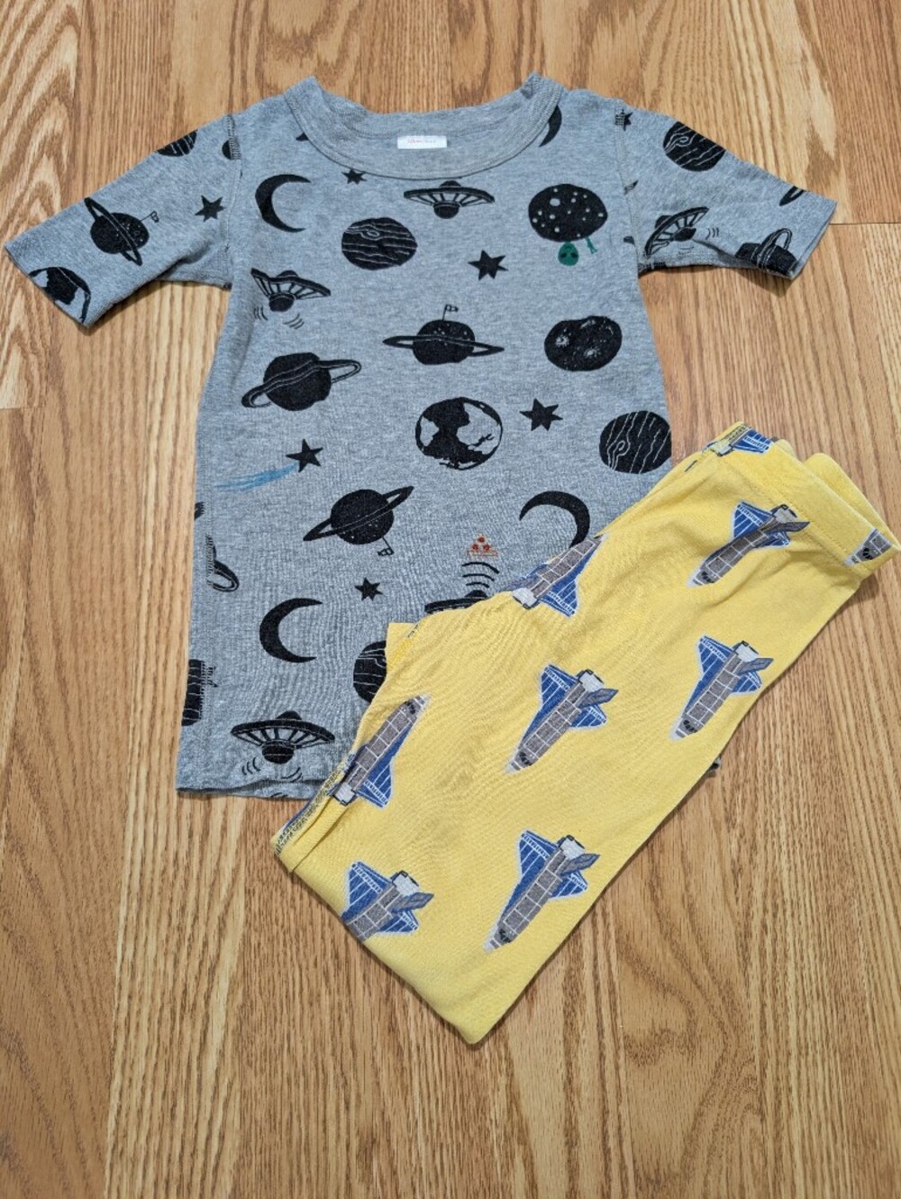 Hanna Andersson Gray Space-Print Top & Yellow Shuttle Pants Pajamas 120 6/7